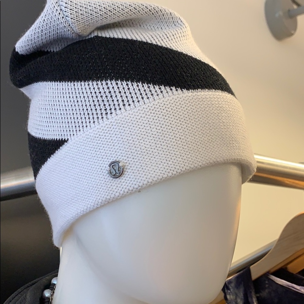 lululemon knit white/black beanie